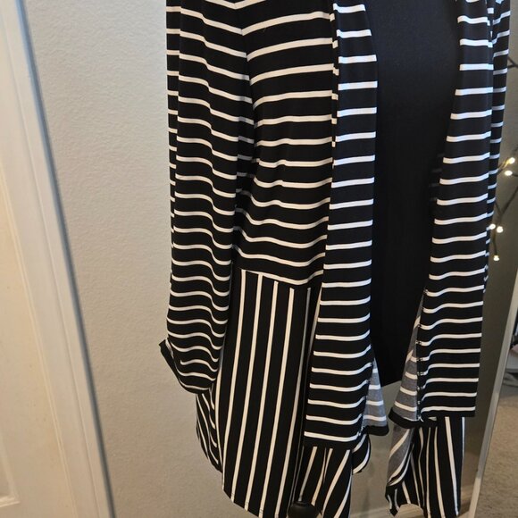 Chico's Black & White Waterfall Cardigan - Size 1 - EUC - Picture 3 of 3